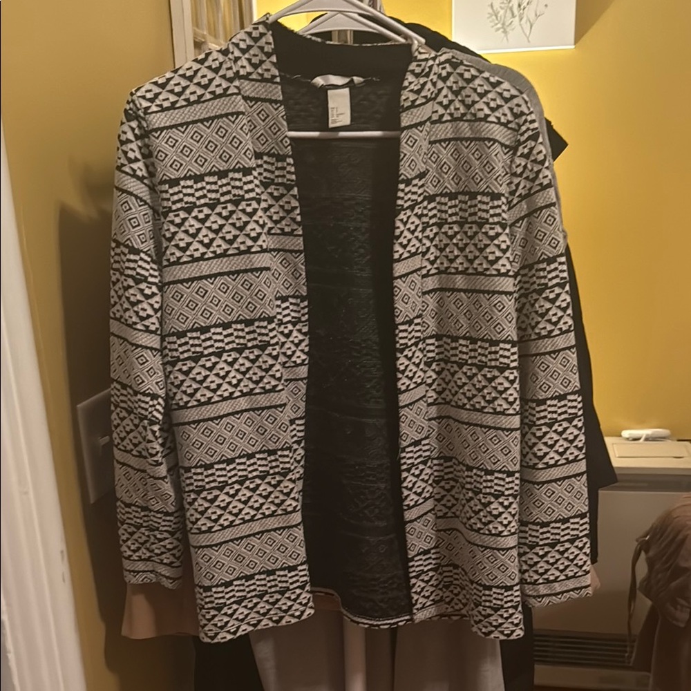 H&M Black and White Patterned Women's Top